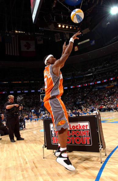 伊涅斯塔今日现身巴萨训练基地，与弗里克、德容交谈